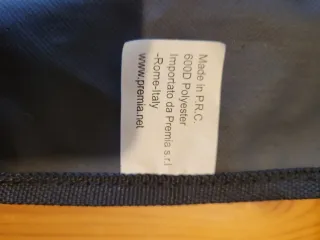 Borsa a tracolla nera con logo rosso