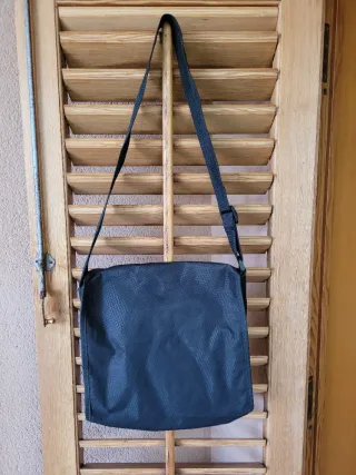 Borsa a tracolla nera con logo rosso