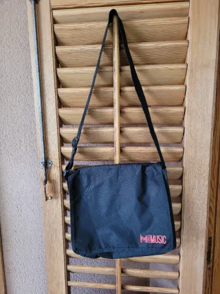 Borsa a tracolla nera con logo rosso