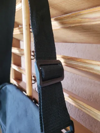 Borsa a tracolla nera con logo rosso