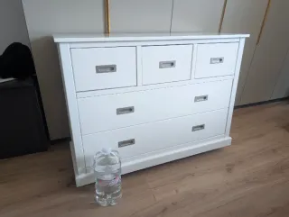 Cómoda de madera blanca. Cama. Dormitorio. Armario