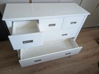 Cómoda de madera blanca. Cama. Dormitorio. Armario