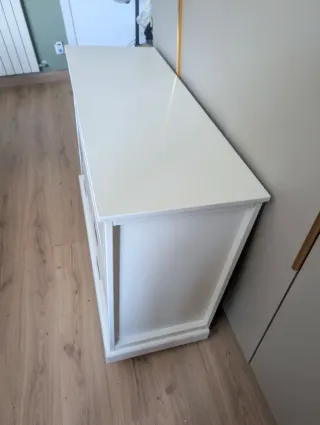 Cómoda de madera blanca. Cama. Dormitorio. Armario