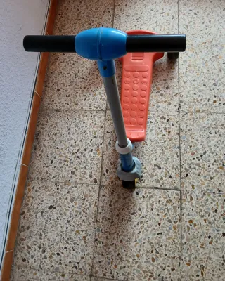 Patinete infantil 3 ruedas naranja y azul