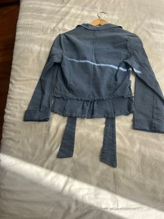 Chaqueta azul con cinturón y volantes. 100% Lino