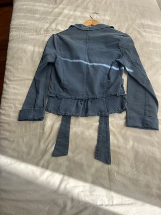 Chaqueta azul con cinturón y volantes. 100% Lino