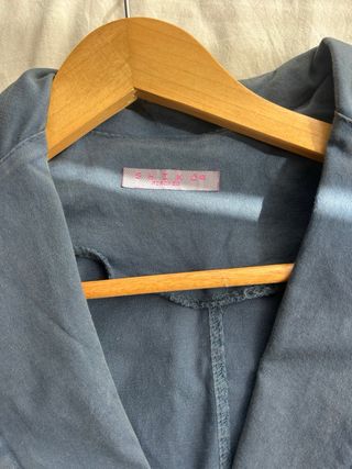 Chaqueta azul con cinturón y volantes. 100% Lino