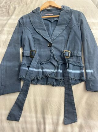 Chaqueta azul con cinturón y volantes. 100% Lino