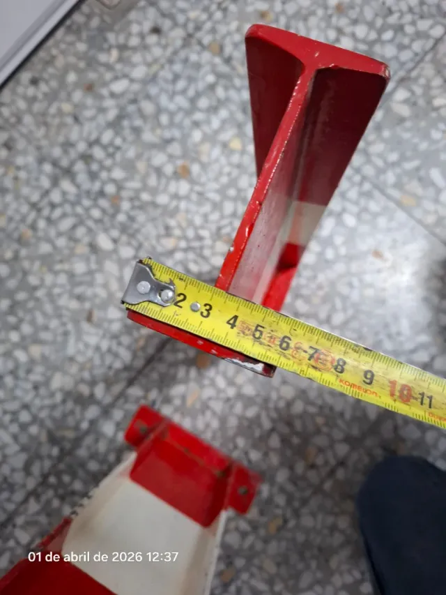 Protector antiempotramiento metálico rojo y blanco