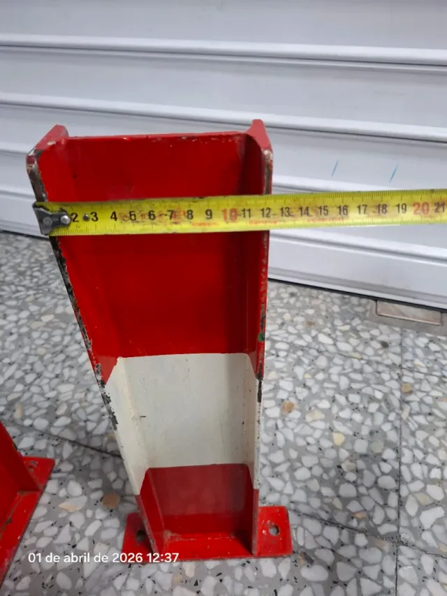 Protector antiempotramiento metálico rojo y blanco