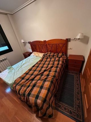 Cómoda y mesitas de noche de madera