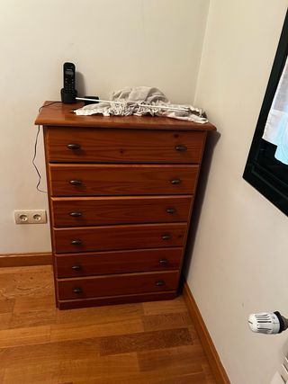 Cómoda y mesitas de noche de madera