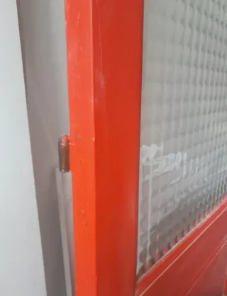 Puerta antigua con vidrio texturizado