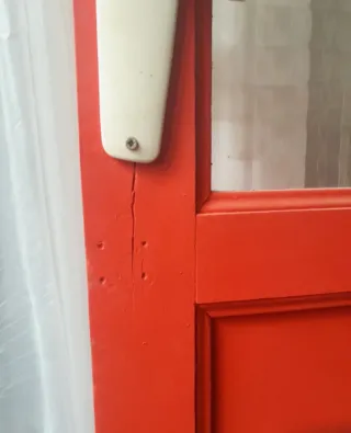 Puerta antigua con vidrio texturizado