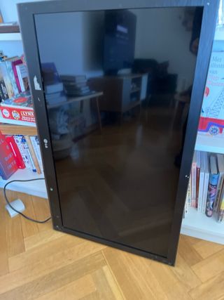 LG 37LV3550 TV con soporte de pared