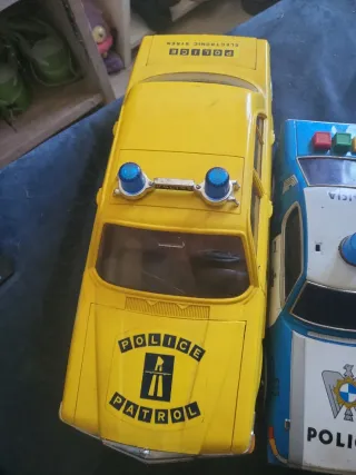 Coches de policía antiguos de hojalata