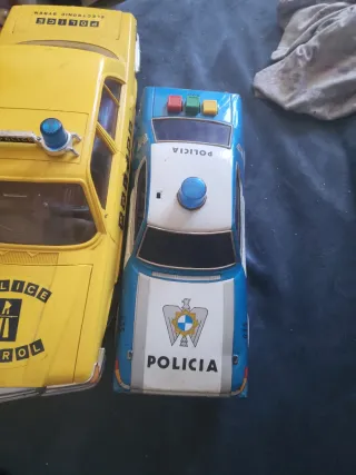 Coches de policía antiguos de hojalata