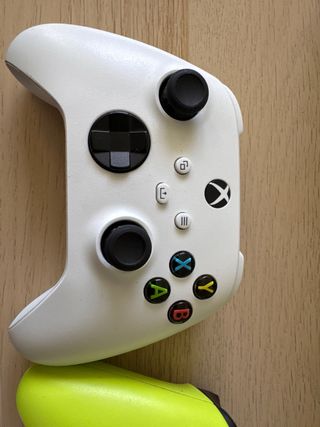 Xbox Series S + 2 Mandos + Cargador inalámbrico