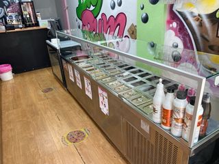 Mesa de toppings para heladería