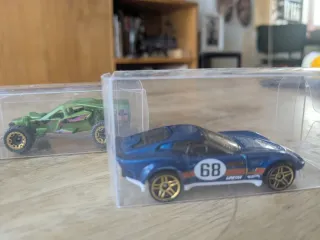 Coches Hot Wheels en caja