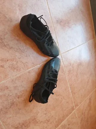 Botas de Fútbol Negras