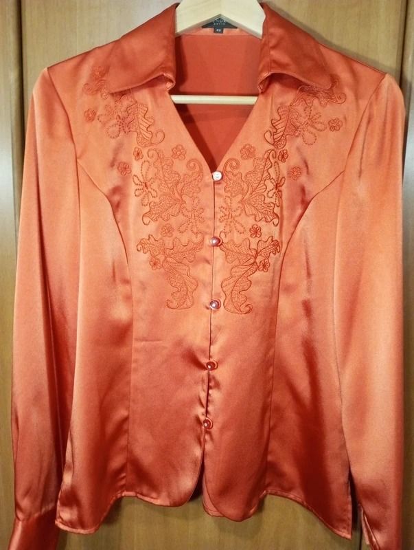 Blusa Zendra Basic Naranja Satén Bordada