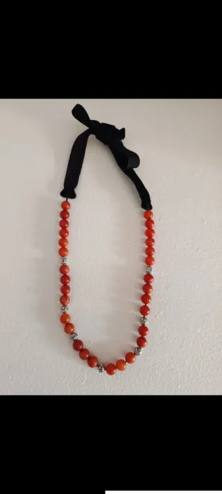 Collar de cuentas de piedra y plateadas