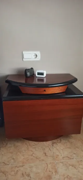 Cama matrimonio, 2 mesitas, cómoda y cabecero