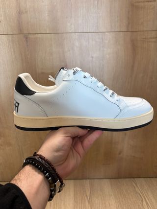 Zapatillas deportivas blancas con estrella negra