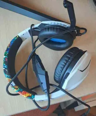 Cascos gaming con micrófono graffiti