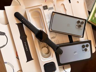 Combo Apple iPhone 13pro 128g y Apple Watch5 movil