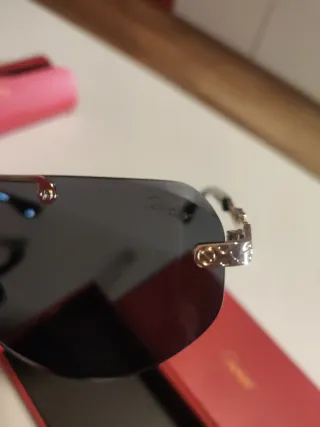 Gafas de sol Cartier negras y doradas