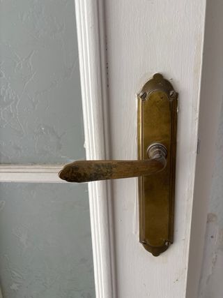 Puerta antigua madera con cristales