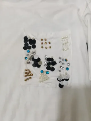 Camiseta blanca con bolsillo estampado