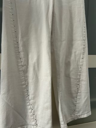 Pantalón blanco largo con tachuelas