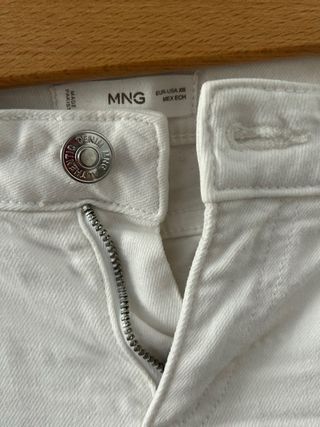 Pantalón blanco largo con tachuelas