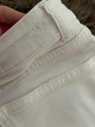 Pantalón blanco largo con tachuelas