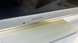 Televisión Panasonic 32” Blanca con SmartTV