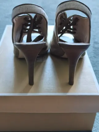 Zapatos de tacón beige y gris. Talla 37-38