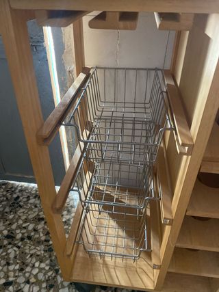 Mueble de cocina con cestas y botellero