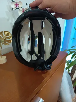 Capacete de bicicleta branco e verde