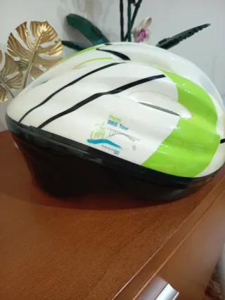 Capacete de bicicleta branco e verde