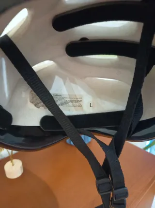 Capacete de bicicleta branco e verde