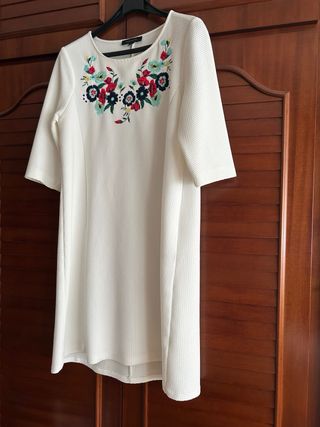 Vestido Cortefiel bordado floral blanco T.L