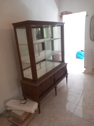 Mueble de sala de madera y cristal