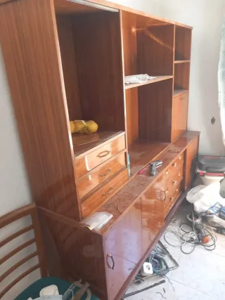 Mueble de sala de madera y cristal