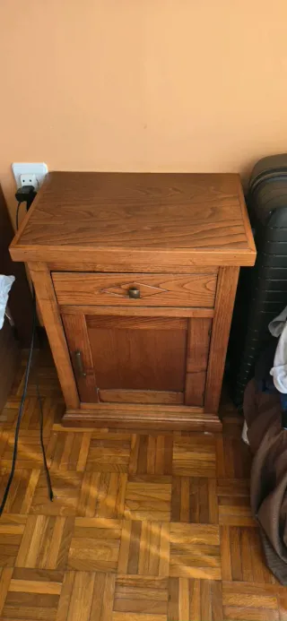 Armario de madera con puertas correderas