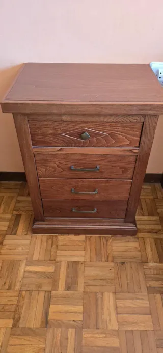 Armario de madera con puertas correderas