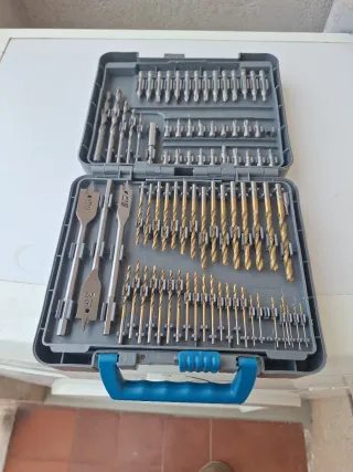 Juego de brocas y puntas Ferrex 204 piezas