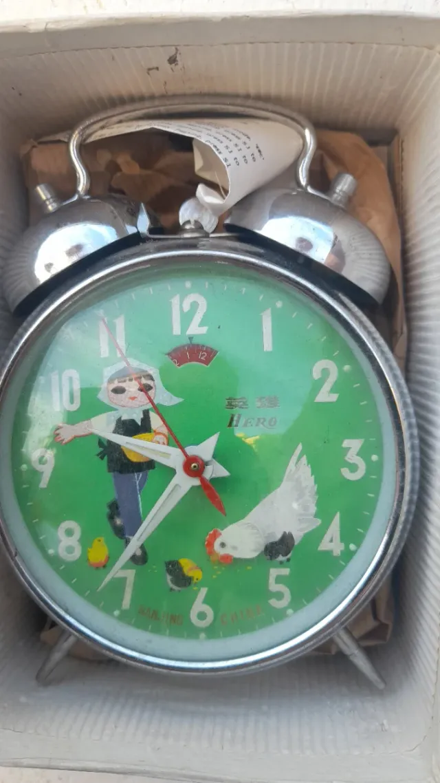 Sveglia vintage bambina e galline